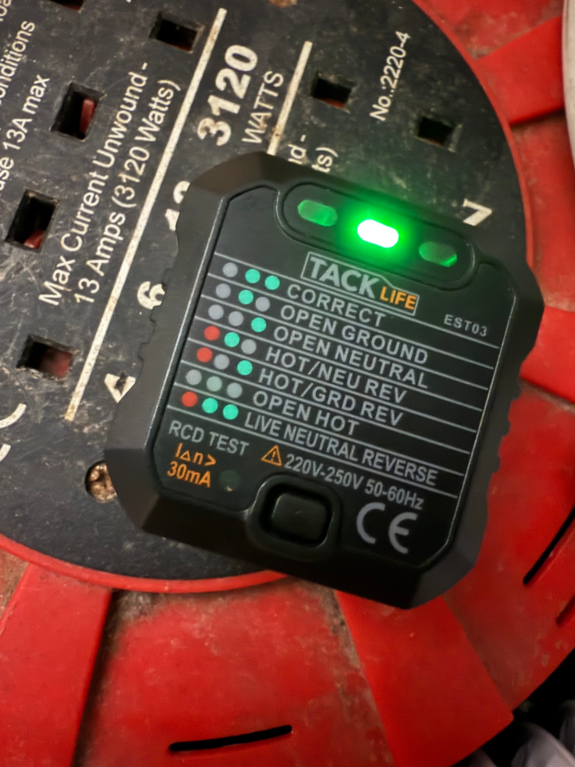 A UK plug socket tester, showing a single green LED out of 3, indicating an Open Ground